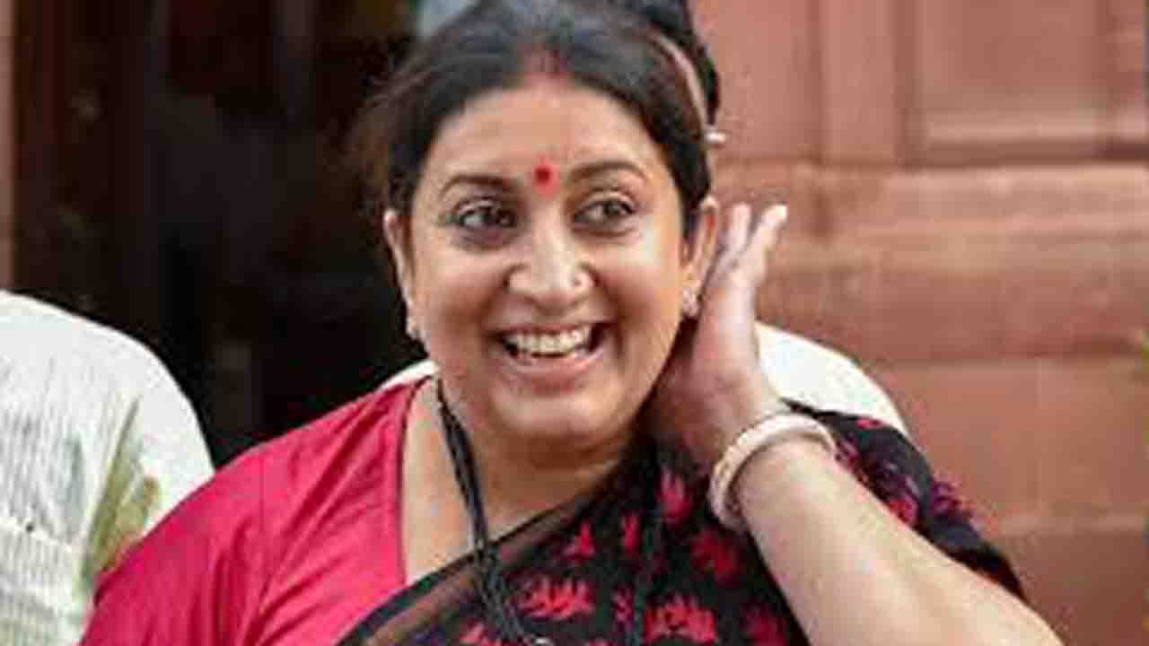 Smriti Irani ने बेहद फनी अंदाज में उड़ाया अपना ही मजाक, Share की पुरानी तस्वीर | वनइंडिया हिंदी