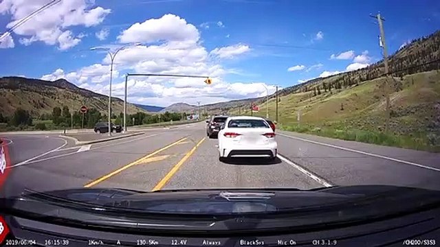 Ce camion évite à quelques centimètres une voiture sur la route !