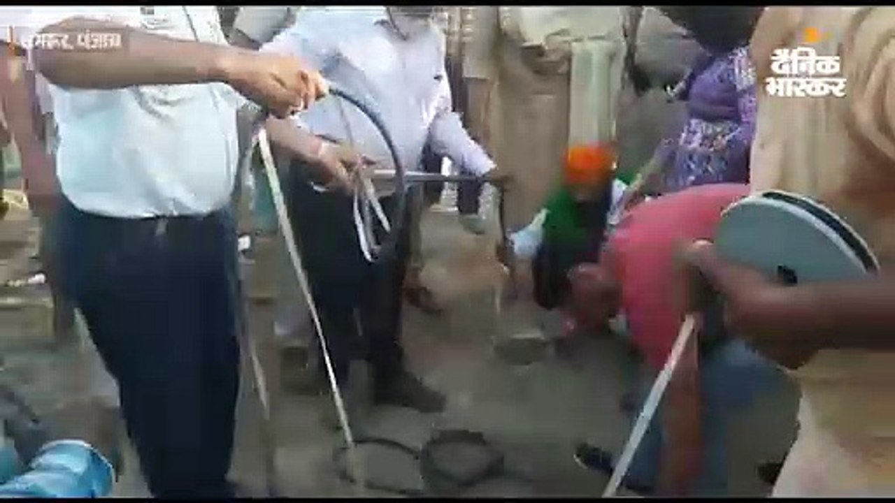 24 घंटे से ज्यादा से 120 फीट नीचे पाइप में अटका...