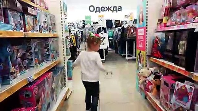 Poupée bébé fille drôle de lire un amusant jeu de cache-cache