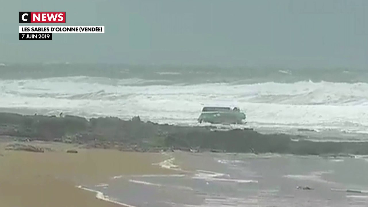 Sables-d’Olonne : les images du bateau qui a chaviré