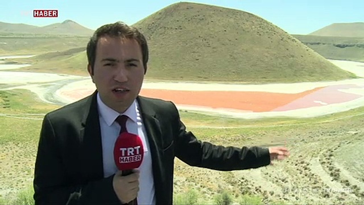 Meke Gölü kırmızıya büründü