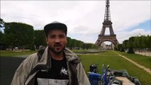 Saype artiste belfortain crée une fresque pour SOS Méditerranée au pied de la Tour Eiffel
