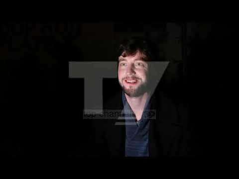 Serbi që do shqiptarët/ I riu nga Beogradi flet shqip dhe mban flamurin kuq e zi