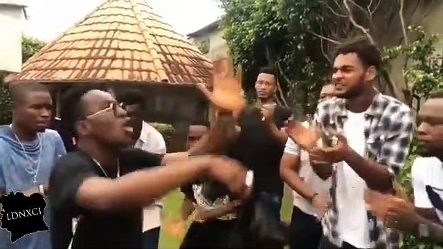 Le spectacle de ce groupe d'artistes va vous donner envie de danser. Admirez l'ambiance !