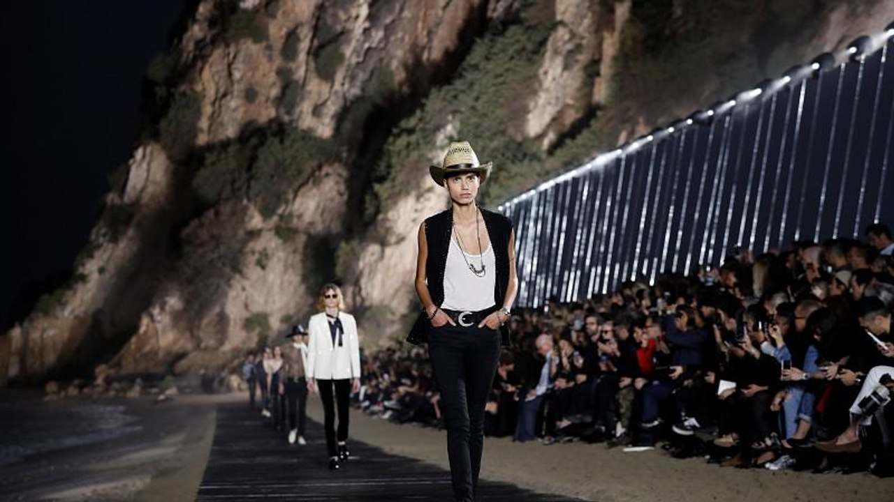 Hailey, Miley und Keanu am Strand von Malibu