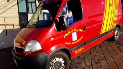 Homem sofre fratura no punho após cair de caminhão