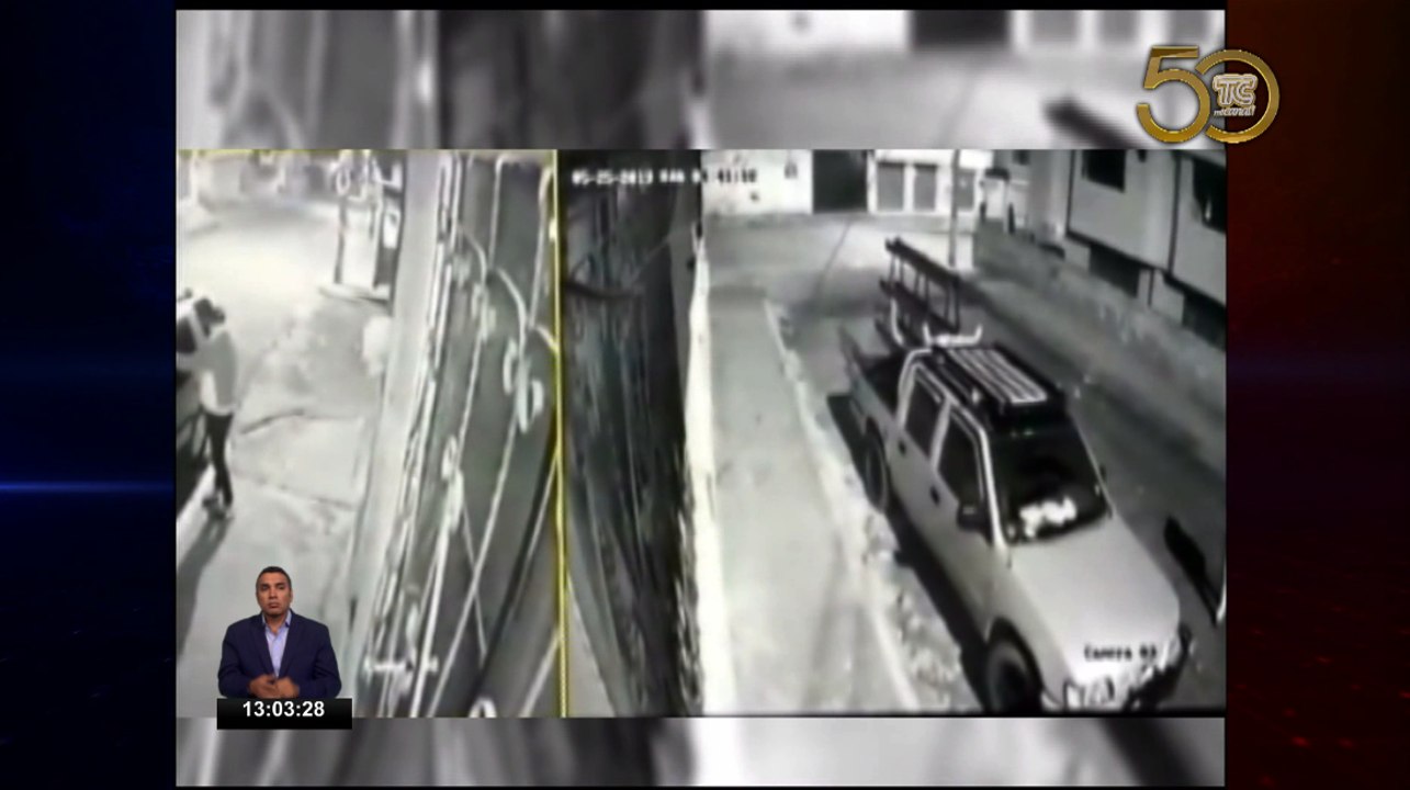 Cámaras de seguridad captan como en menos de cinco segundos roban un vehículo en Quito