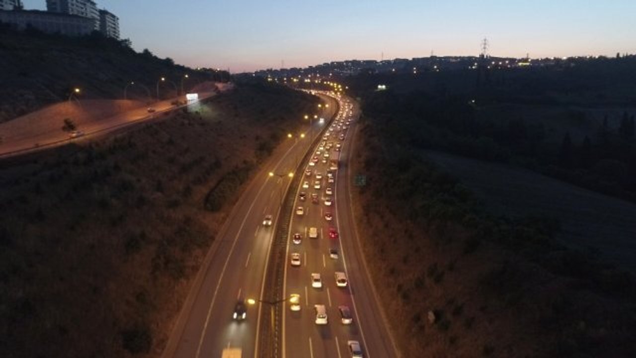 Kocaeli'de dönüş yoğunluğu: Trafik durma noktasına geldi