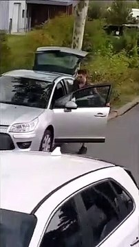 Ivre, ce jeune homme ne sait plus où donner de la tête avec sa voiture