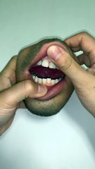 Un porte monnaie en forme de bouche... Bizarre