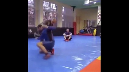 Cet entraineur de lutte est encore en forme pour son âge !