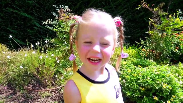 Nastya et papa jouer à faire semblant avec la magie des jouets