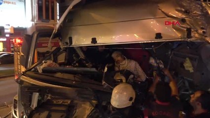 KOCAELİ KONTROLDEN ÇIKAN TIR YOL TABELASINA ÇARPTI 1 YARALI