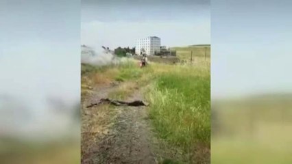 Alev alan LPG'li araç bomba gibi patladı