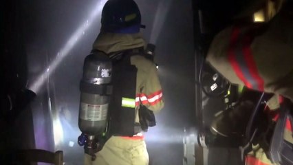 한밤중 다세대주택서 불...주민 2명 다쳐 / YTN