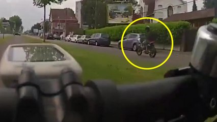 Un motard insulte un cycliste et se fait instant karma