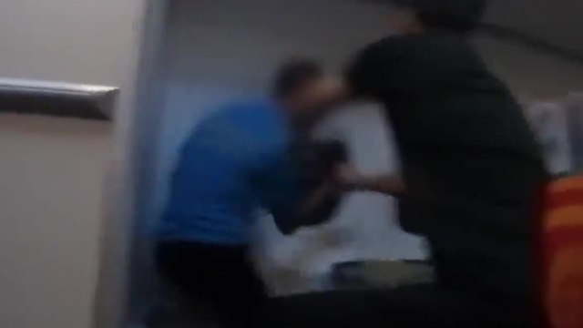 Un passager de 50 ans tente d'ouvrir la porte d'un avion en plein vol