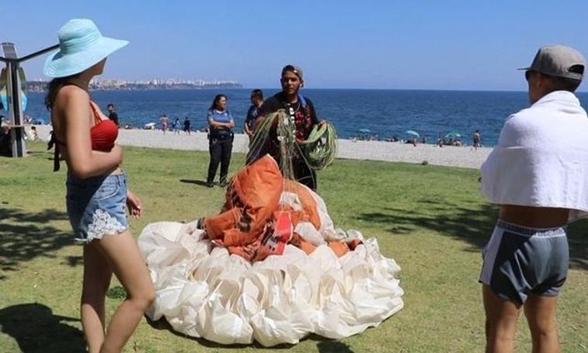 Yer: Konyaaltı Sahili... Paraşütün nemini alan gence, turistten zorda bırakan soru