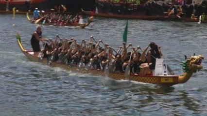 Tradición y diversión en el festival de los "barcos dragón" en Hong Kong