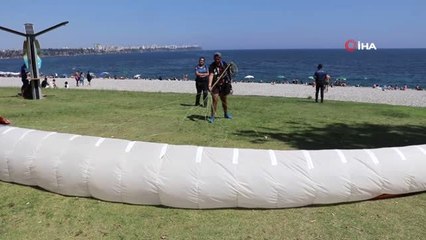 Paraşütün nemini alan gence, turistten zorda bırakan soru
