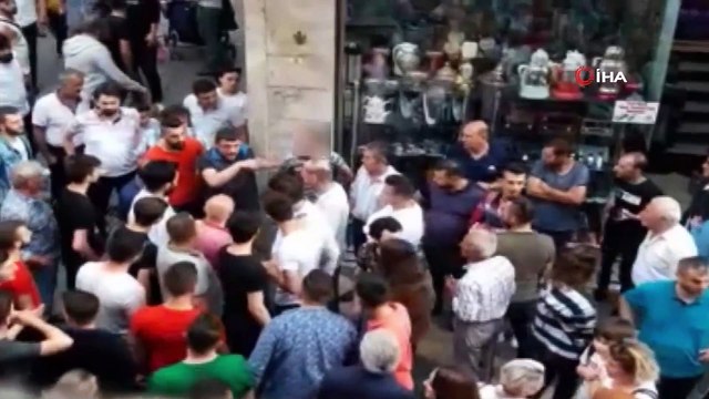 Taciz iddiası ortalığı karıştırdı...Tacizci olduğu iddia edilen şahsa vatandaştan tekme tokat dayak kamerada