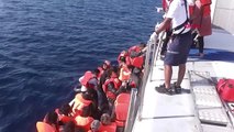 İZMİR Sahil güvenlik Foça da 53 kaçak göçmen kurtardı