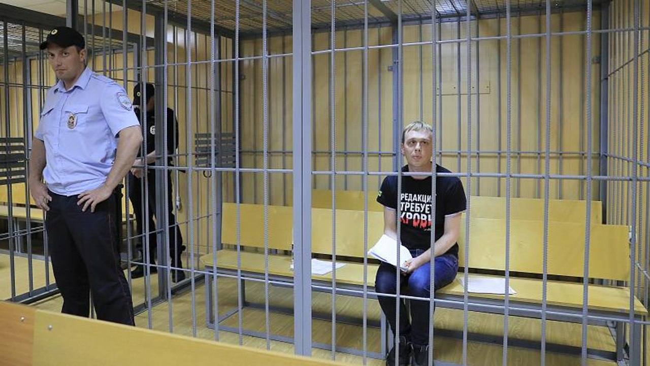 Журналиста Ивана Голунова привезли в суд из бол...