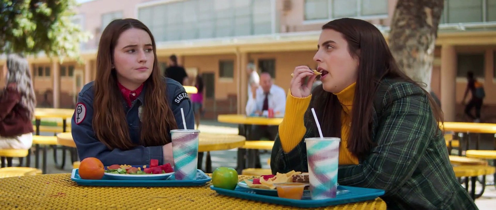 La Noche de las Nerds -Kaitlyn Dever y Beanie Feldstein