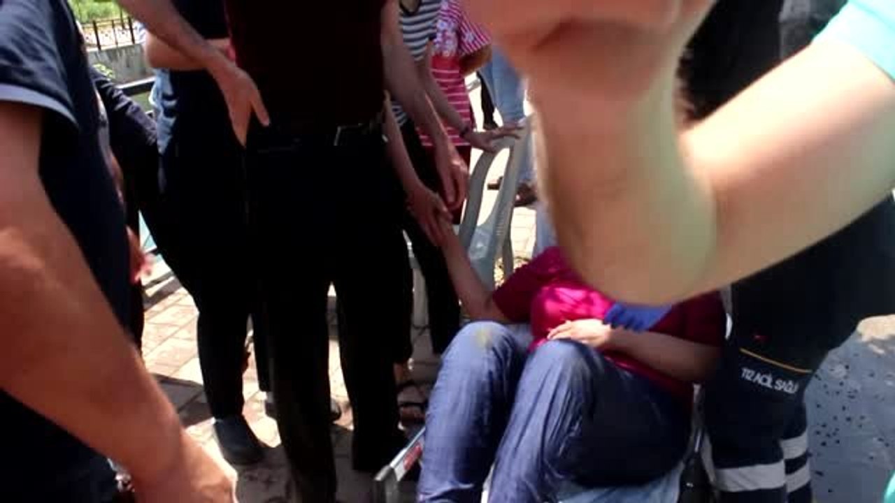 Sulama kanalına devrilen araçtaki anne ve kızını vatandaşlar kurtardı