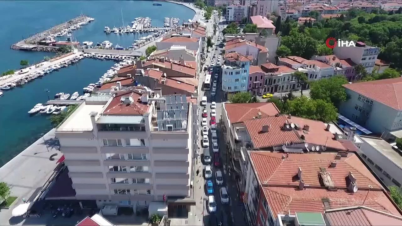 Çanakkale'de Feribot İskelesinde Uzun Araç Kuyrukları Oluştu
