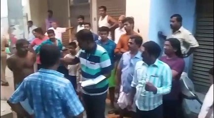 பெண்ணுக்கு செக்ஸ் தொல்லை கொடுத்த இளைஞரை வெளுத்த கிராம மக்கள் -வீடியோ