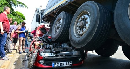 Genç çift ile bebekleri hurdaya dönen otomobilden yaralı çıktı