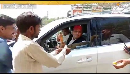 ठेले पर भुट्‌टा देखकर अचानक रुके अखिलेश यादव, बोले- बहुत महंगा दे रहे हो, कहां से लाए हो