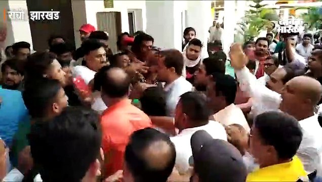 कांग्रेस मुख्यालय बना रणक्षेत्र, आपस में भिड़े कांग्रेस नेता, हुई तोड़फोड़