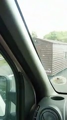 Une voiture qui envoie du bois