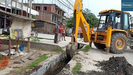 JCB Backhoe - Uses Small Back Bucket - JCB Clears Drain