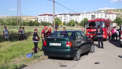 Otomobil yayalara çarptı: 1 ölü, 1 yaralı