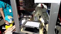 Fimu 2019 à Belfort : sur le stand de l'UTBM un robot écrit votre prénom
