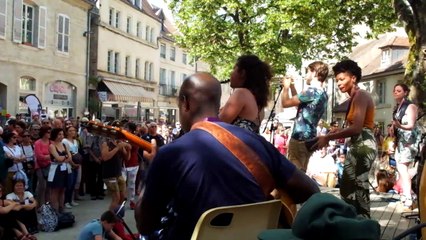 Festival cirque et fanfares à Dole: la formation "Komba Doudou Chéri" place aux fleurs