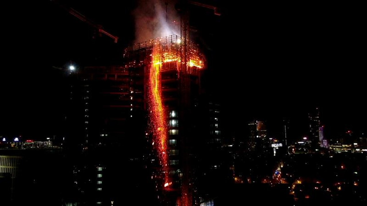 Wie eine Fackel: Hochhausbrand in Warschau