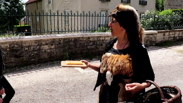 Muriel 2 sur 2_Muriel alias La Renarde fait goûter une gauffre aux asticots et des vers solitaires aux visiteurs