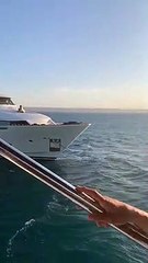 محمد صلاح يحيى الجمهور من على متن "يخت" فى الجونة