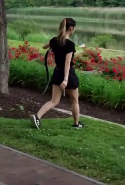 Elle attrape un serpent à mains nues et le remet dans l’eau... Même pas peur