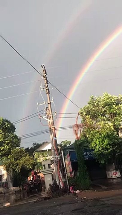 Il a filmé le plus beau double arc en ciel jamais vu... Magnifique