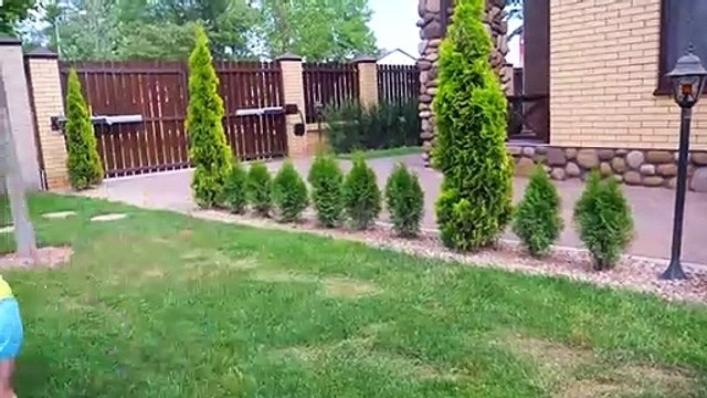 Stacy jouer à faire semblant avec des surprises à la maison