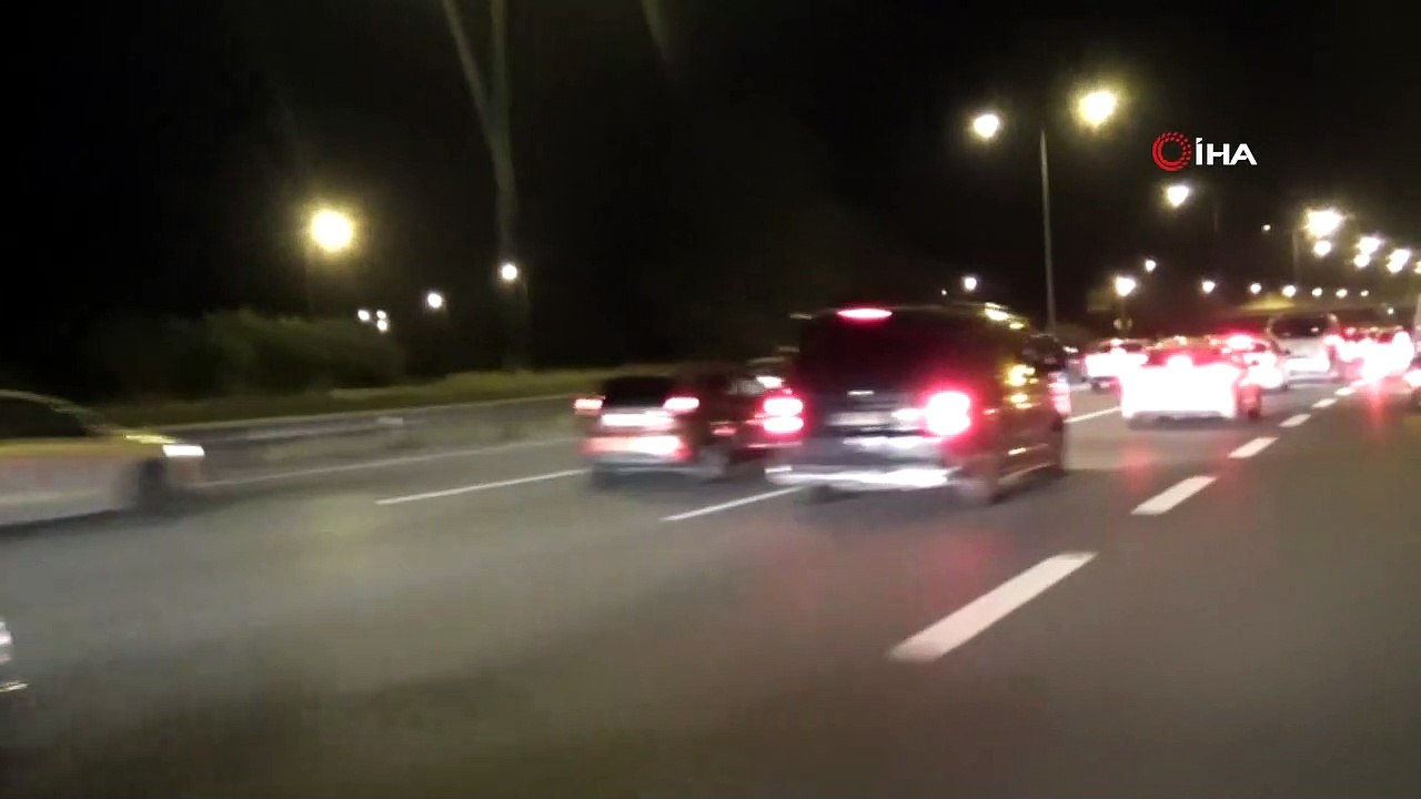 TEM Otoyolu  Düzce kesiminde gece saatlerinde trafik durarak ilerliyor