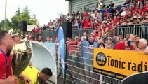 Finale Coupe LAuRA Foot – Les joueurs de l’AS MISERIEUX-TREVOUX communient avec leurs supporters après la victoire contre le FC DOMTAC
