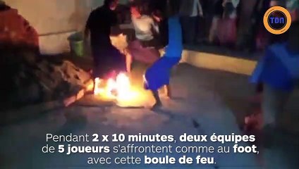 Ils font du football avec noix de coco en feu