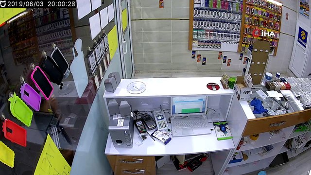 Şaşkın hırsız, parmak izi bırakmamak için bilgisayarın kablolarını ağzı ile sökmeye çalıştı